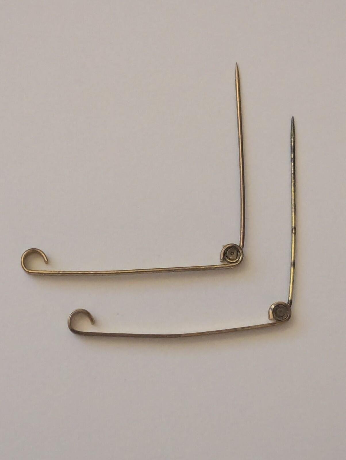Antique Pair Of Edwardian/Victorian Gold Tone Pin Brooches - Image 3