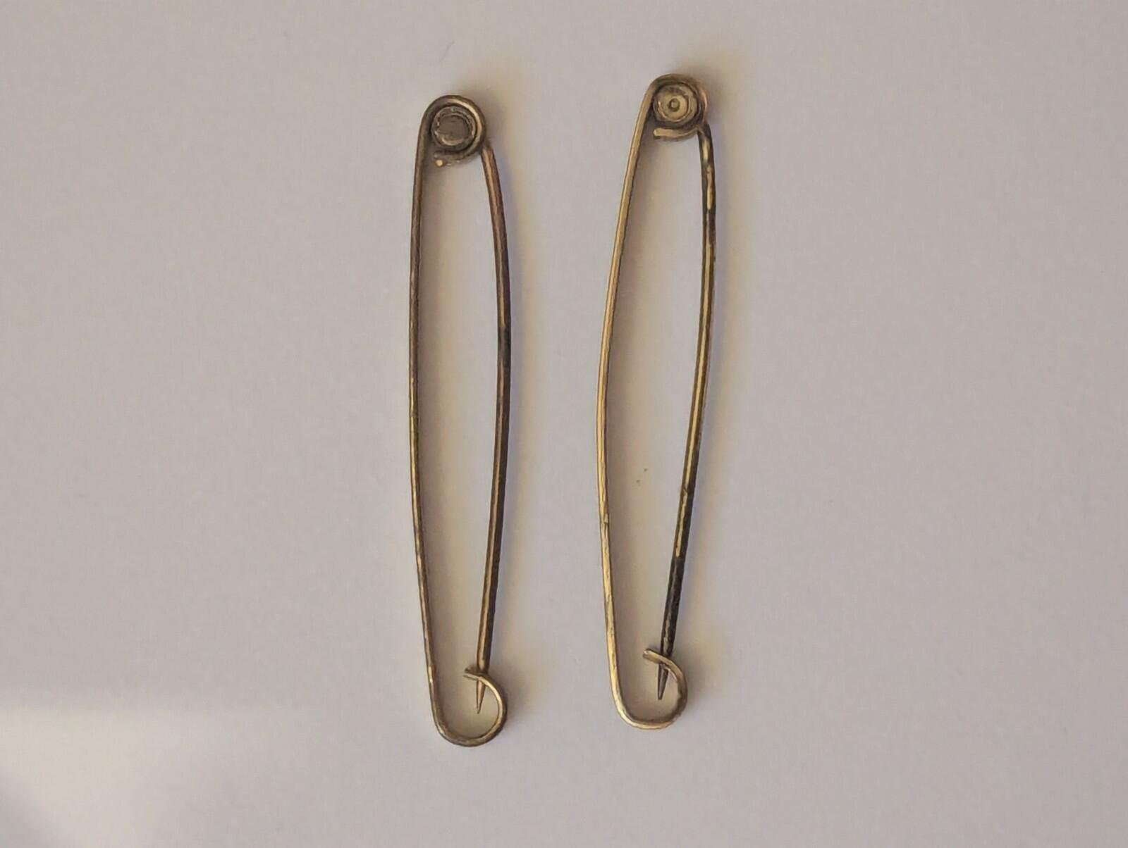 Antique Pair Of Edwardian/Victorian Gold Tone Pin Brooches - Image 4