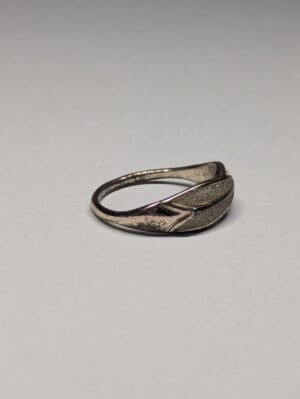 Vintage Costume Jewellery Glittery Ring | Size X | Costume Jewellery Ring