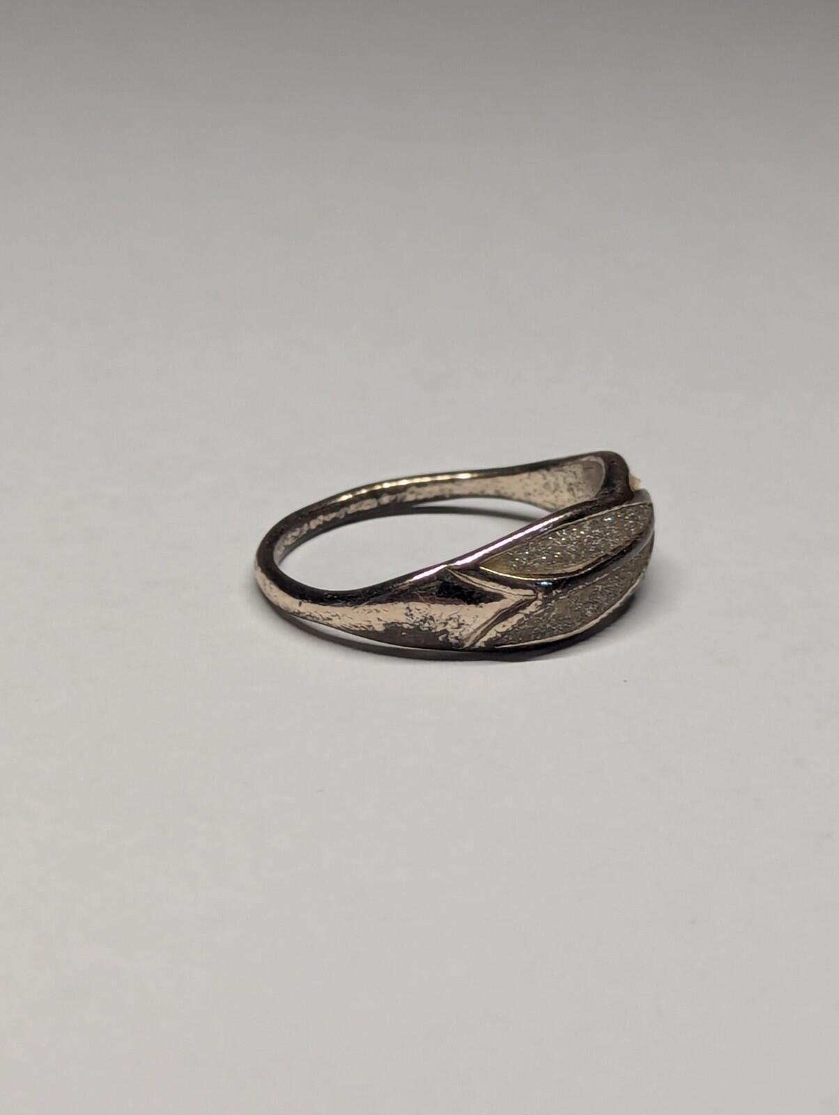 Vintage Costume Jewellery Glittery Ring | Size X | Costume Jewellery Ring