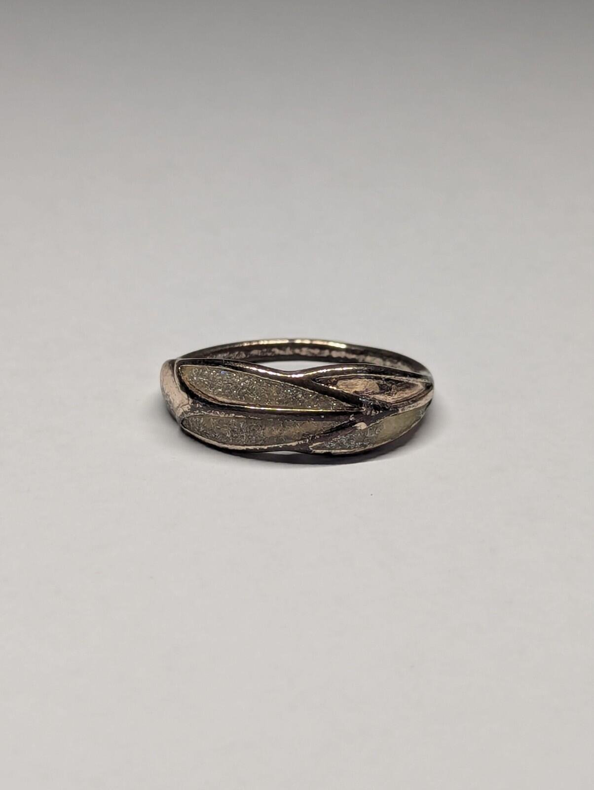 Vintage Costume Jewellery Glittery Ring | Size X | Costume Jewellery Ring - Image 2