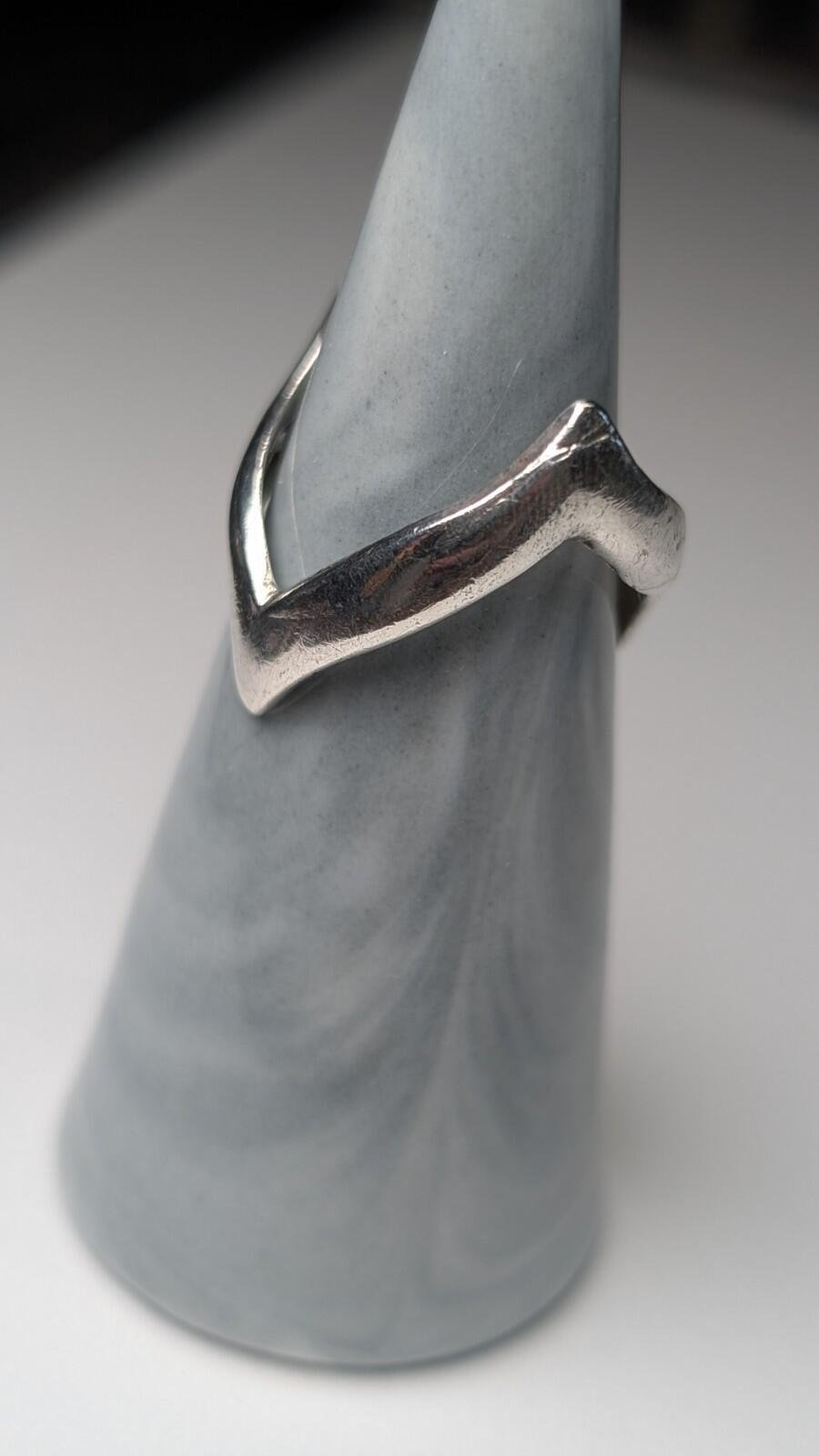 Vintage Sterling Silver 1976 Wishbone Chevron Ring | Size O 1/2 | 925 Silver - Image 3