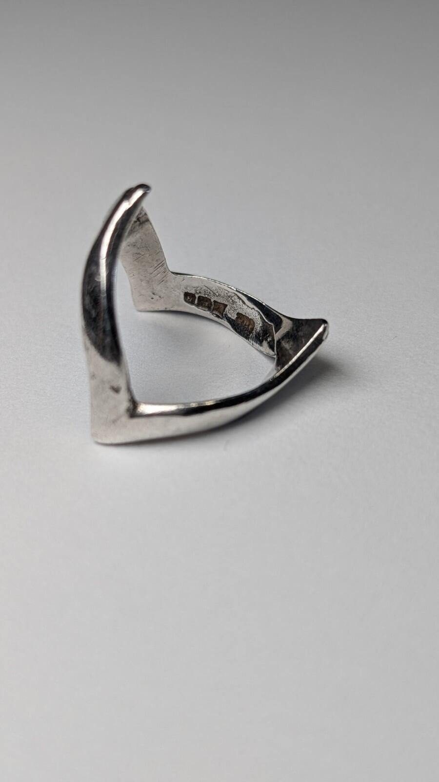 Vintage Sterling Silver 1976 Wishbone Chevron Ring | Size O 1/2 | 925 Silver - Image 4