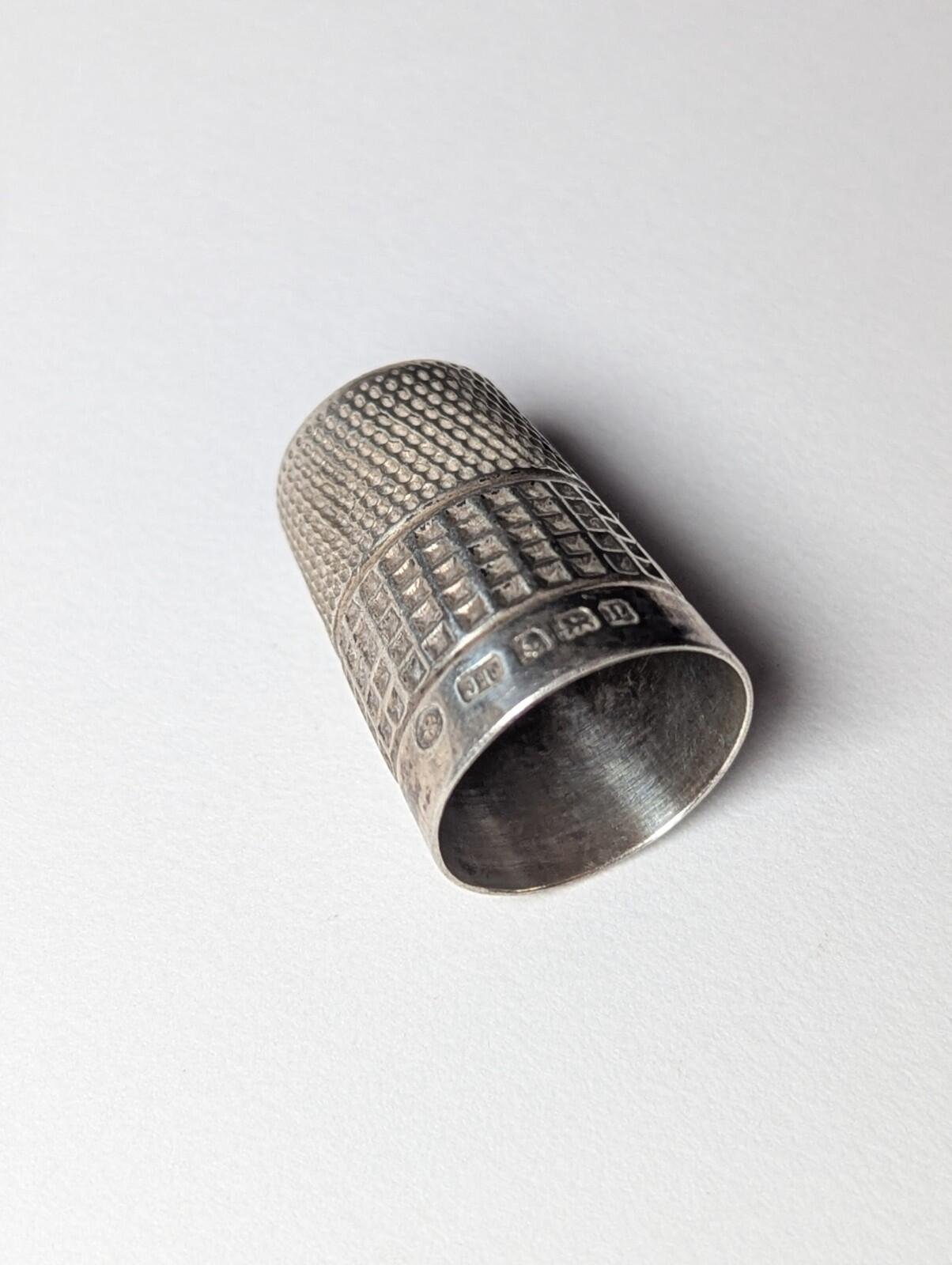 Vintage 1939 Sterling Silver Thimble Squares & Dots Design | Weight: 2.86g - Image 2