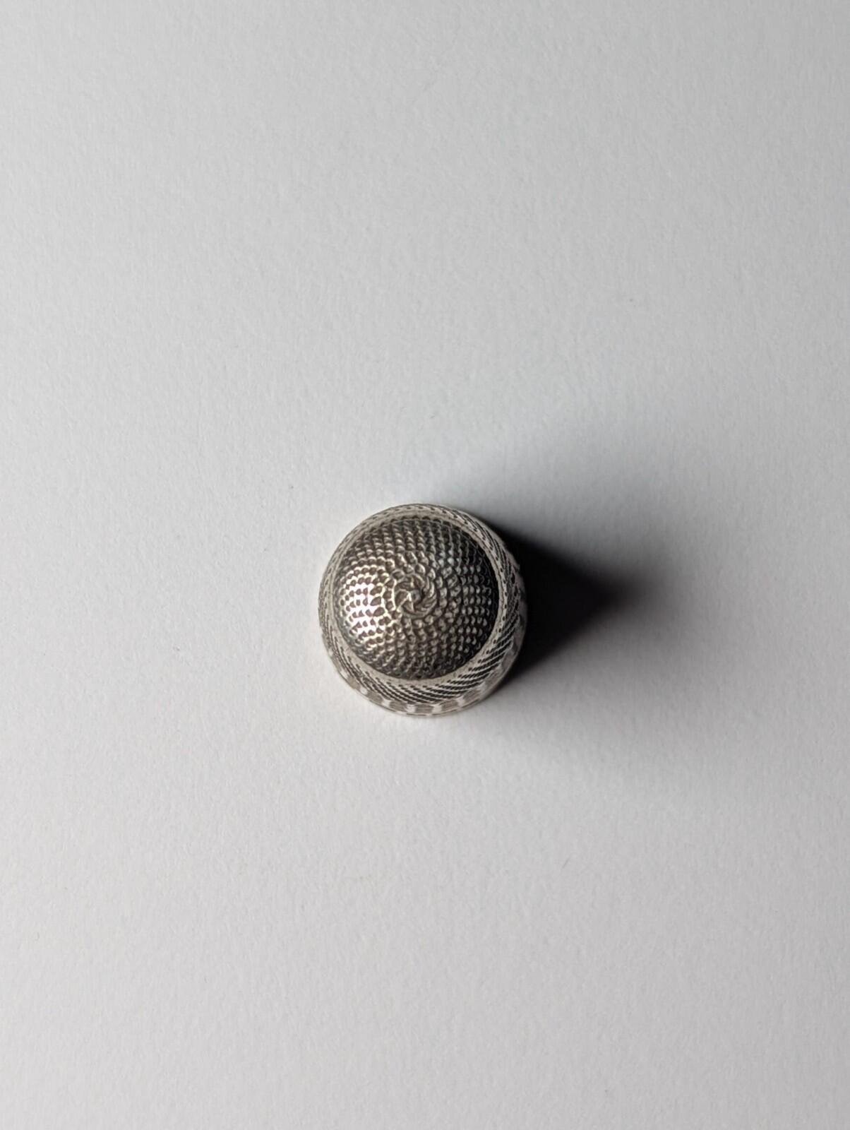 Vintage 1939 Sterling Silver Thimble Squares & Dots Design | Weight: 2.86g - Image 7