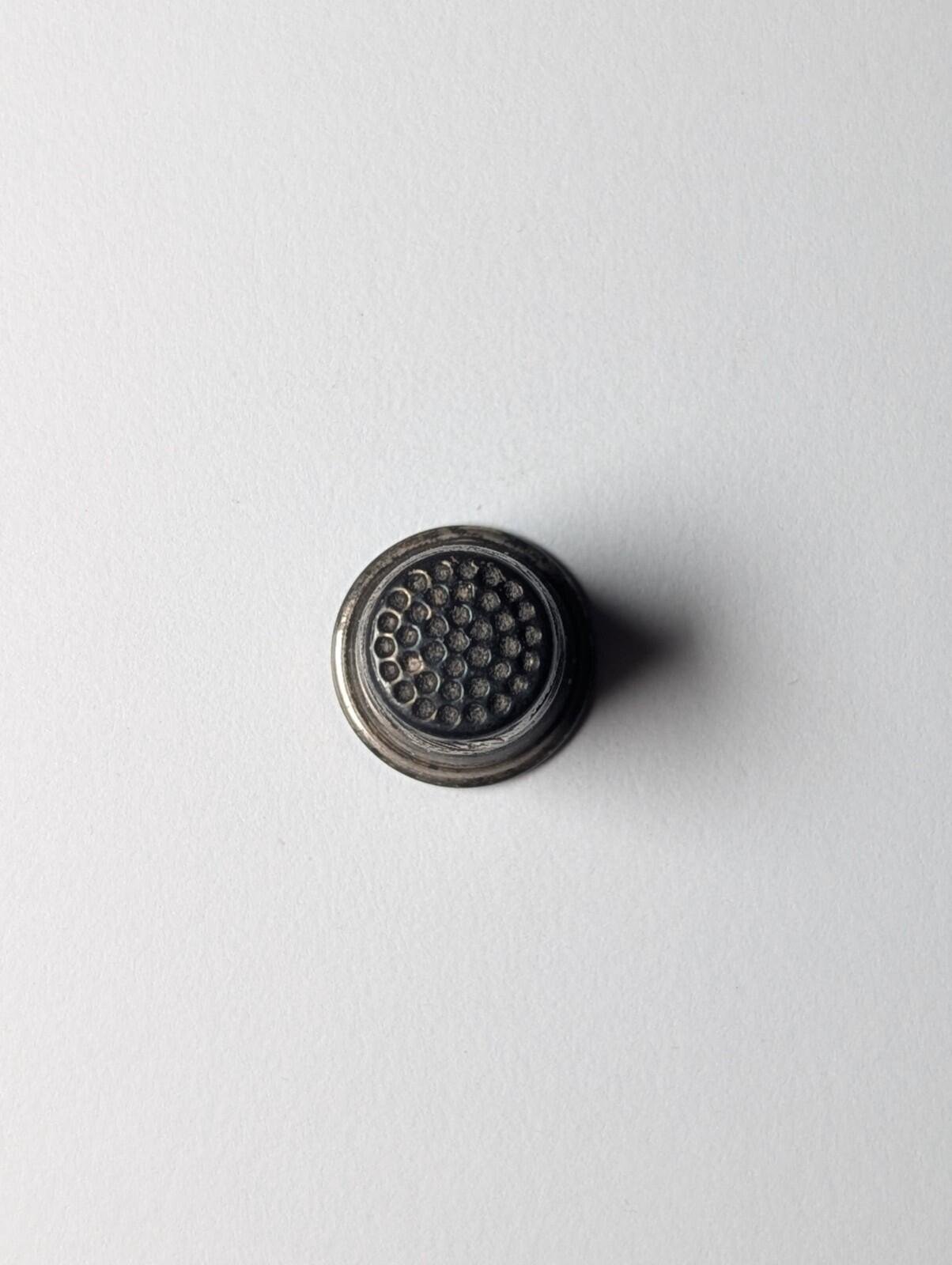 Vintage Sterling Silver 1985 Thimble Leaves & Dots Design | Weight: 2.49g - Image 6