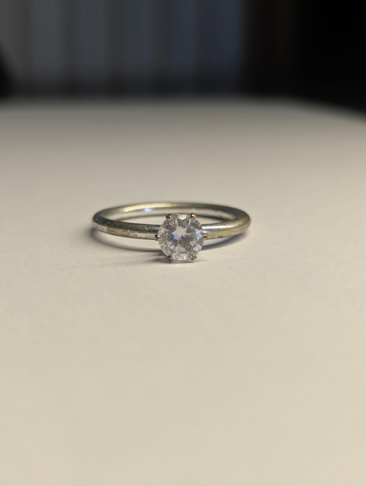 Costume Jewellery Solitaire Style Silver Tone Ring Size S 1/2 - Image 2