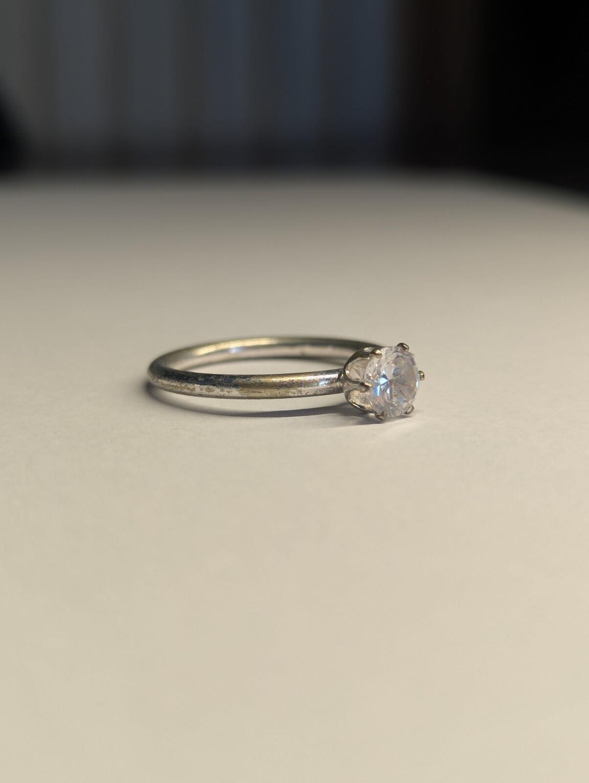 Costume Jewellery Solitaire Style Silver Tone Ring Size S 1/2 - Image 3