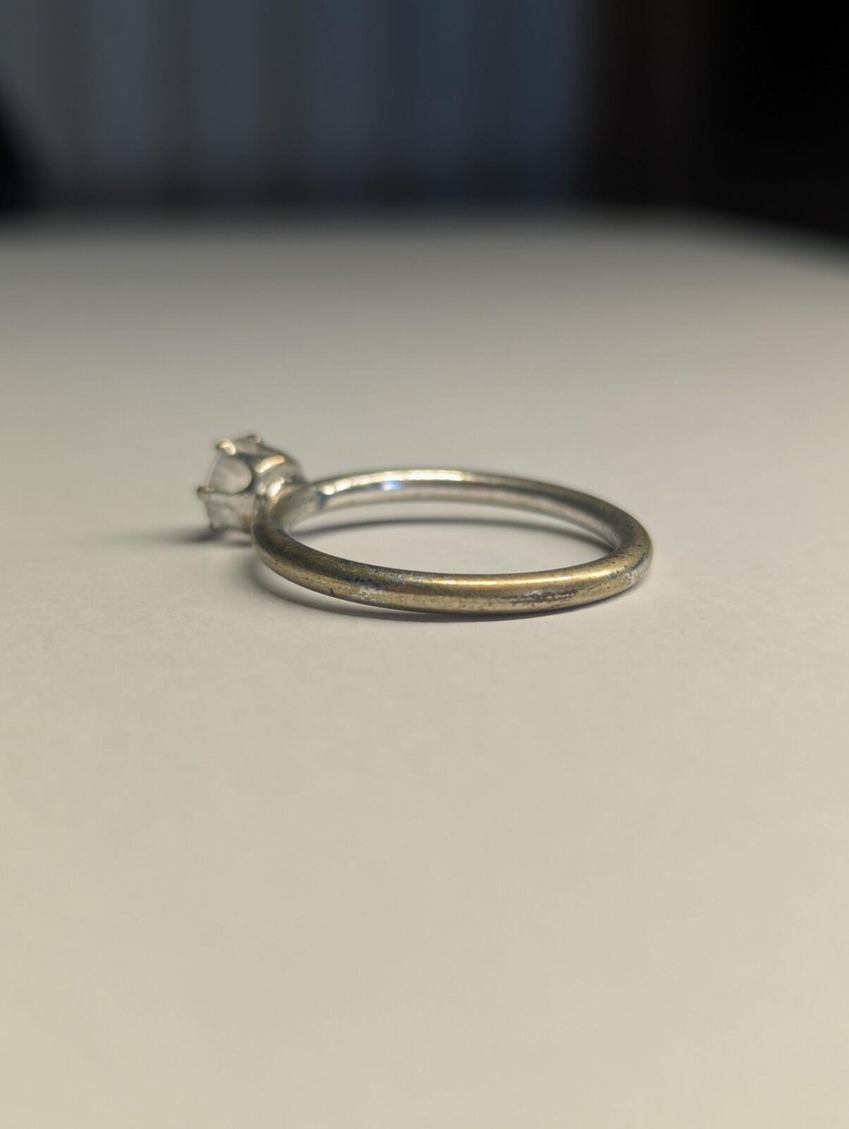 Costume Jewellery Solitaire Style Silver Tone Ring Size S 1/2 - Image 6