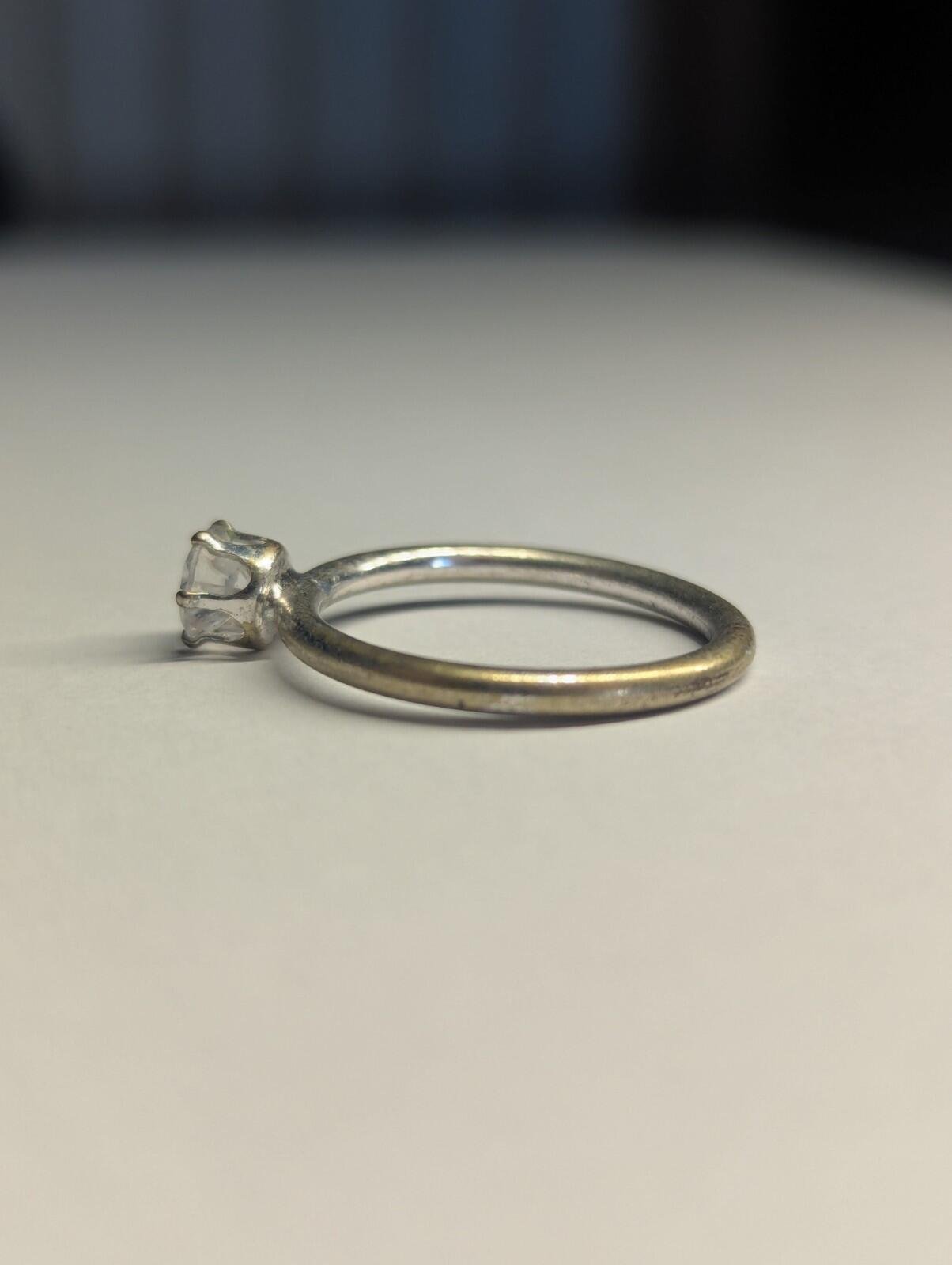 Costume Jewellery Solitaire Style Silver Tone Ring Size S 1/2 - Image 7