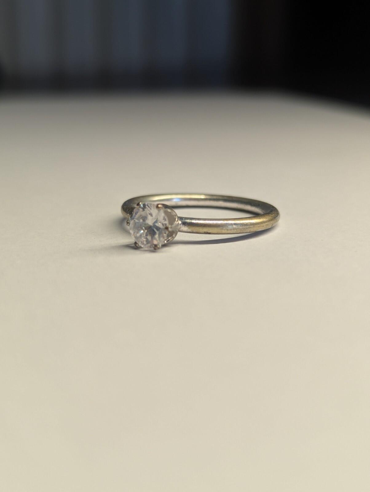 Costume Jewellery Solitaire Style Silver Tone Ring Size S 1/2 - Image 8