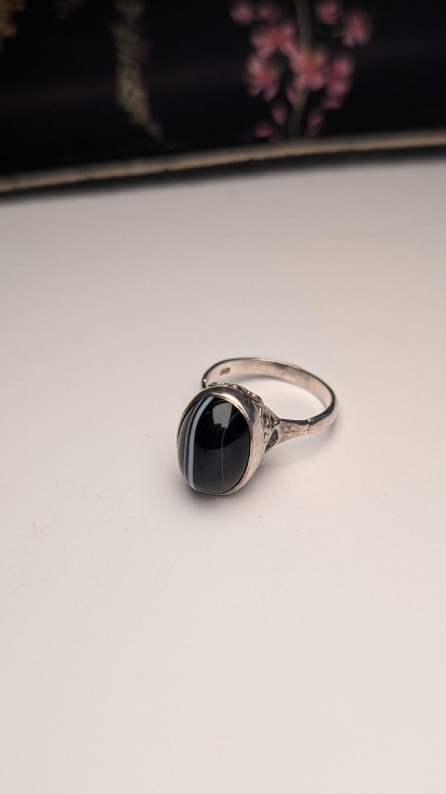 Vintage Sterling Silver 1976 London Black / White Banded Agate Ring | Size M - Image 2