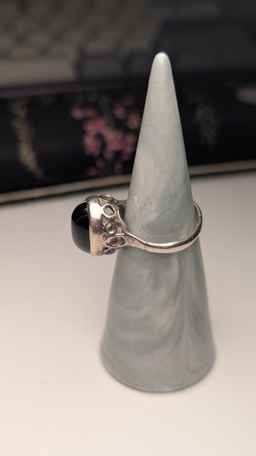 Vintage Sterling Silver 1976 London Black / White Banded Agate Ring | Size M - Image 3