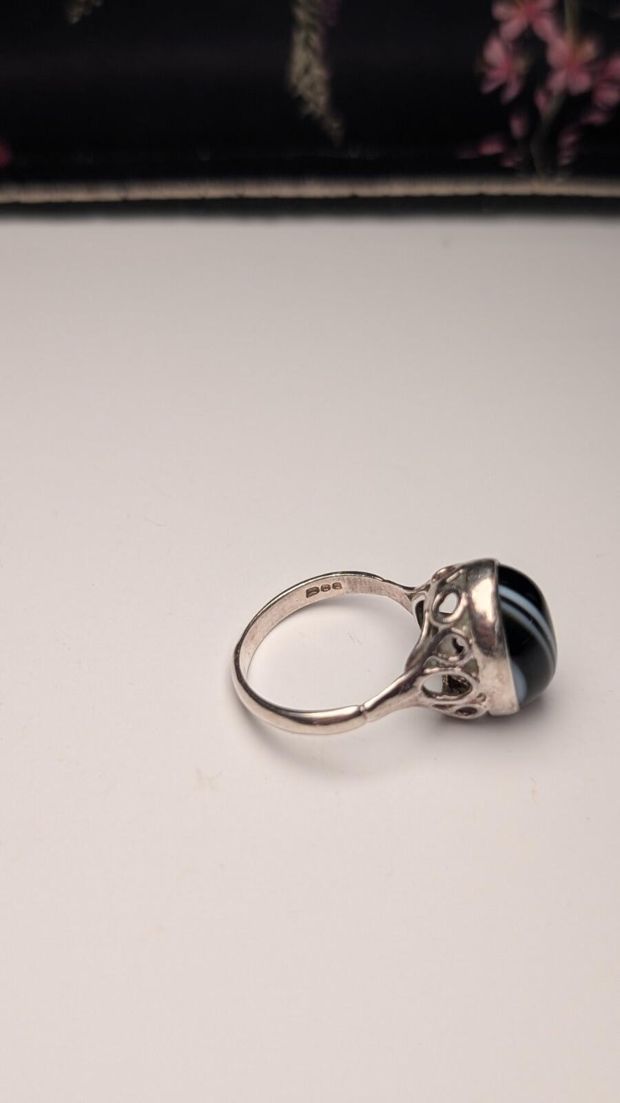 Vintage Sterling Silver 1976 London Black / White Banded Agate Ring | Size M - Image 5