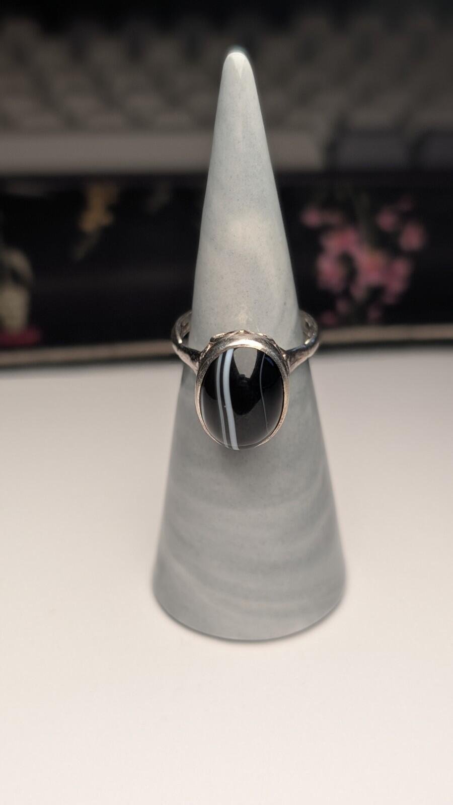 Vintage Sterling Silver 1976 London Black / White Banded Agate Ring | Size M - Image 7