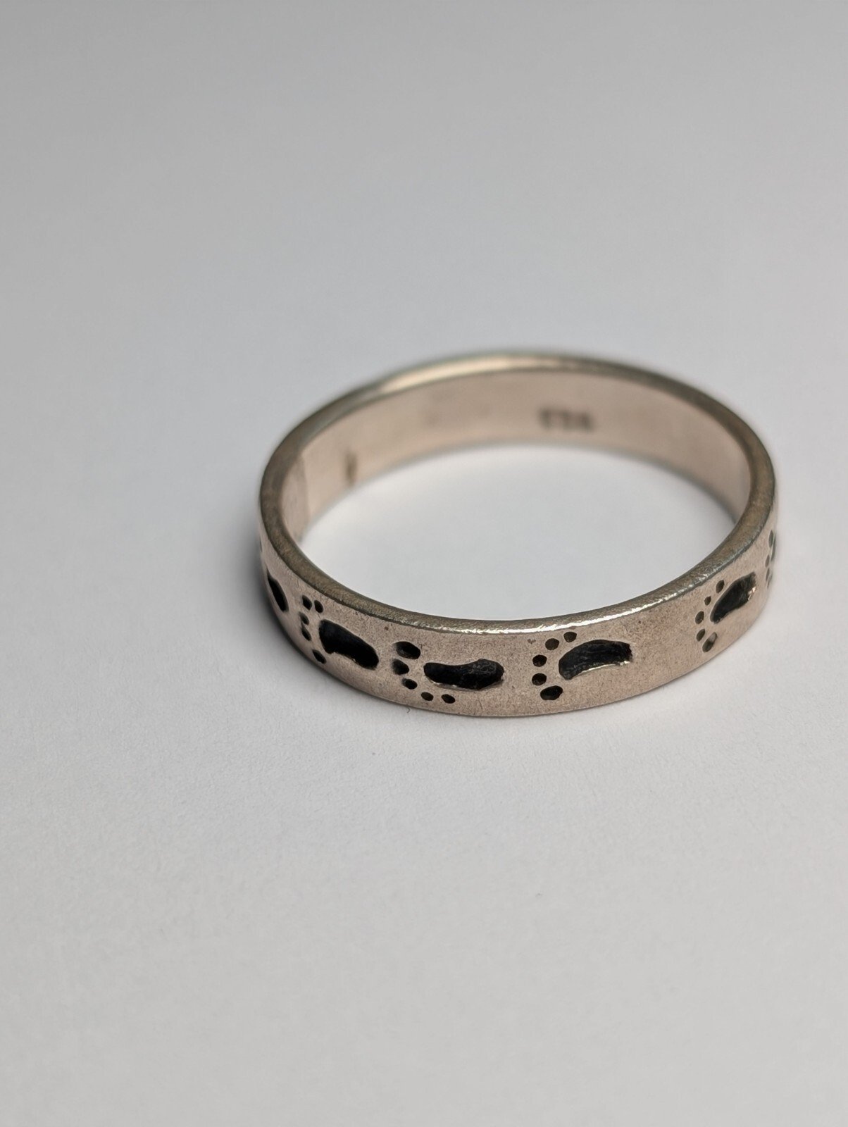 Vintage Sterling Silver Footprints Band Ring | Size S | 925 Silver - Image 2
