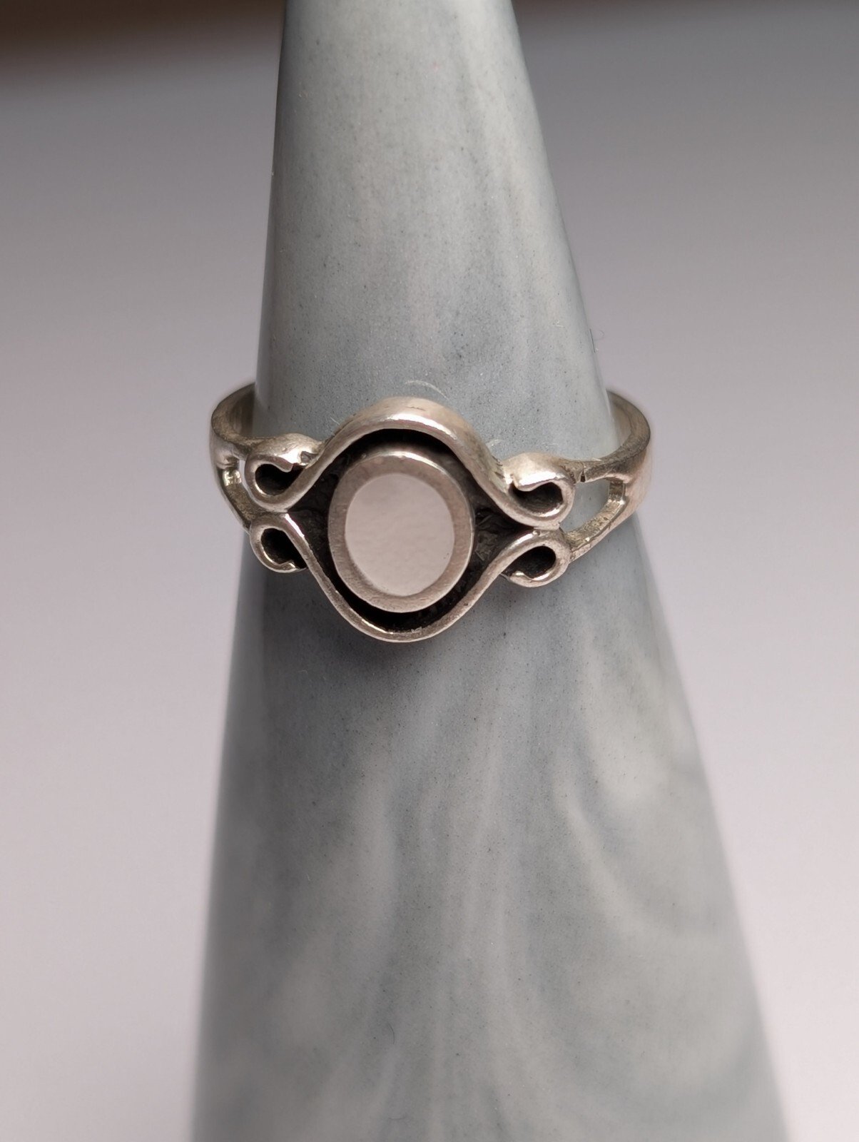 Vintage Sterling Silver White Shell Ring | Size H | 925 Silver - Image 2
