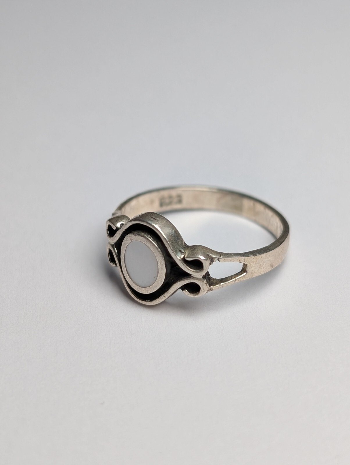 Vintage Sterling Silver White Shell Ring | Size H | 925 Silver - Image 4