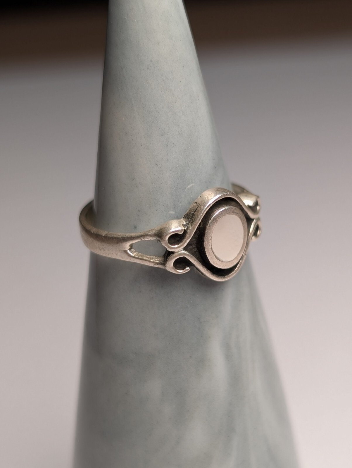 Vintage Sterling Silver White Shell Ring | Size H | 925 Silver - Image 5