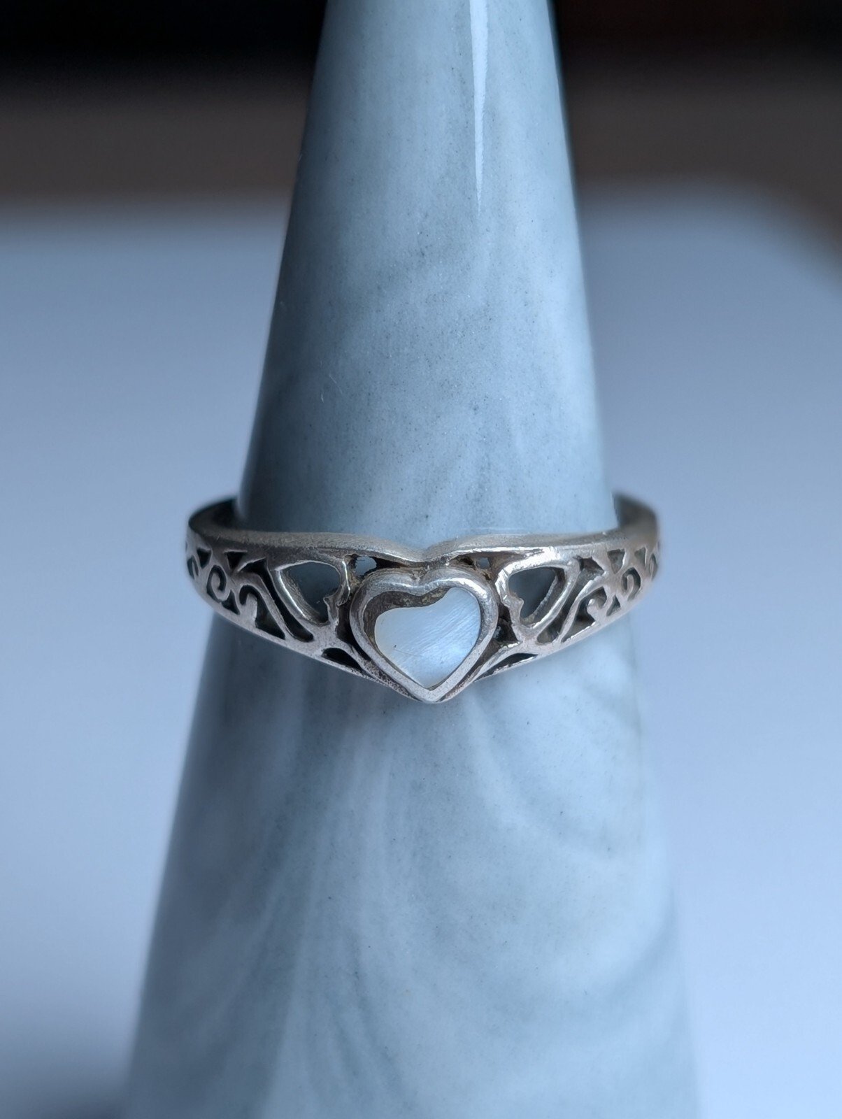 Vintage Sterling Silver White Shell Hearts Ring | Size O 1/2 | 925 | Damaged - Image 2