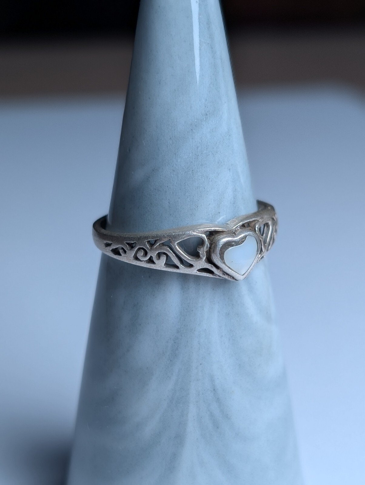 Vintage Sterling Silver White Shell Hearts Ring | Size O 1/2 | 925 | Damaged - Image 3