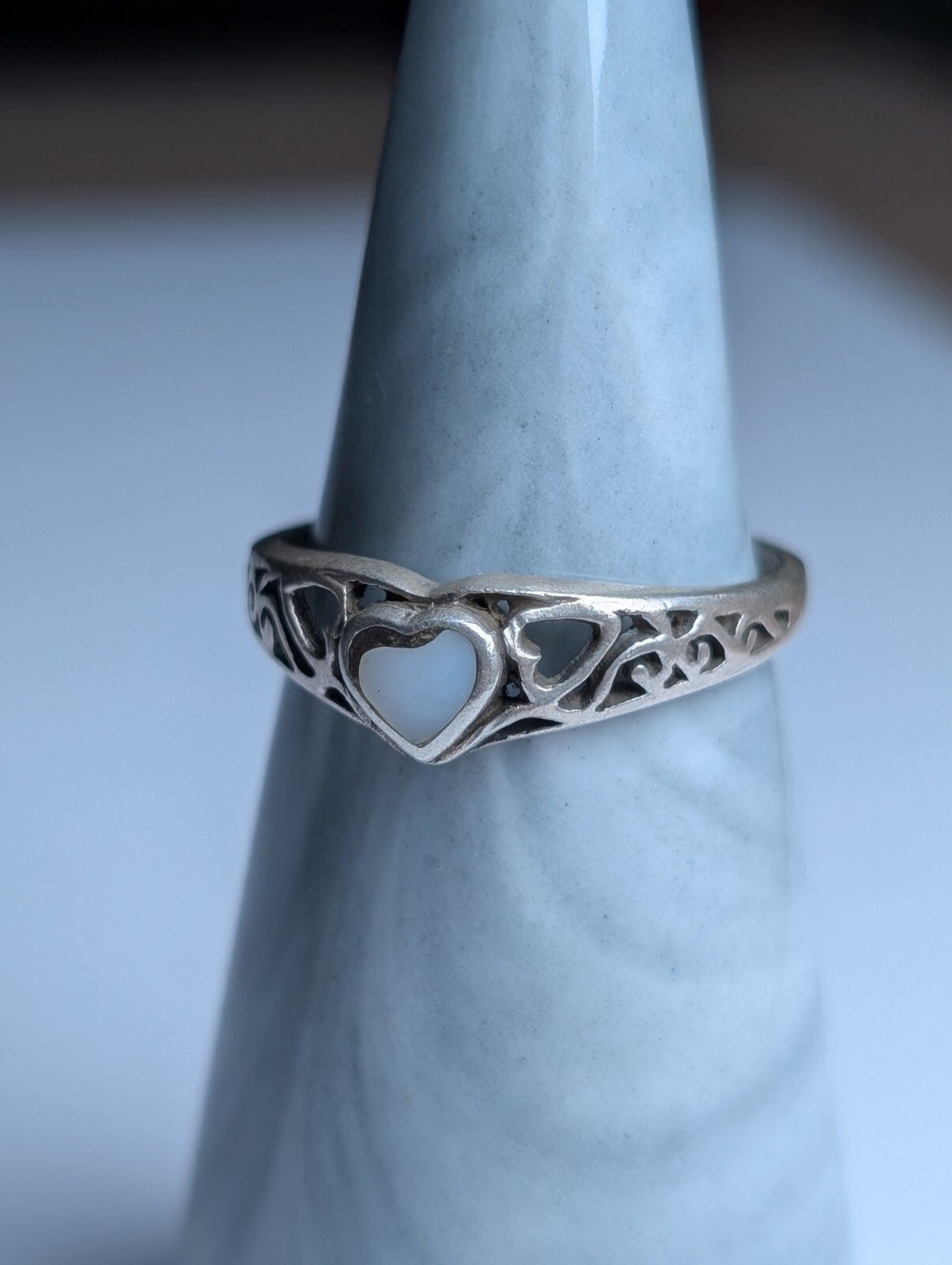 Vintage Sterling Silver White Shell Hearts Ring | Size O 1/2 | 925 | Damaged - Image 5