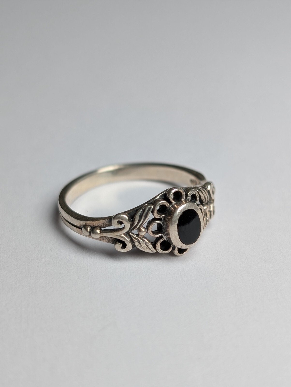 Vintage Sterling Silver Black Gemstone Floral Ring | Size I | 925 Silver - Image 4